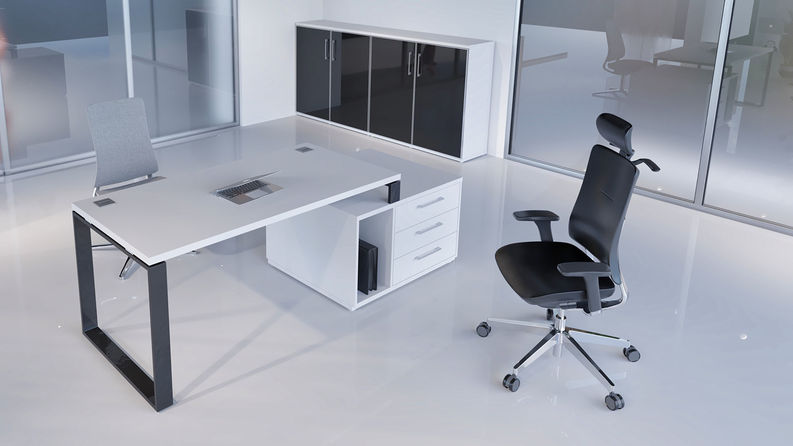 Stanowisko pracy na małej przestrzeni - meble biało-czarne, obejmujące biurko oparte na komodzie, niską szafę oraz krzesła.
